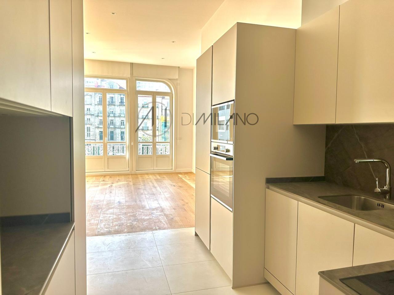 Exclusivo Piso en el Corazón de Vigo: Elegancia Histórica con Comodidades Modernas