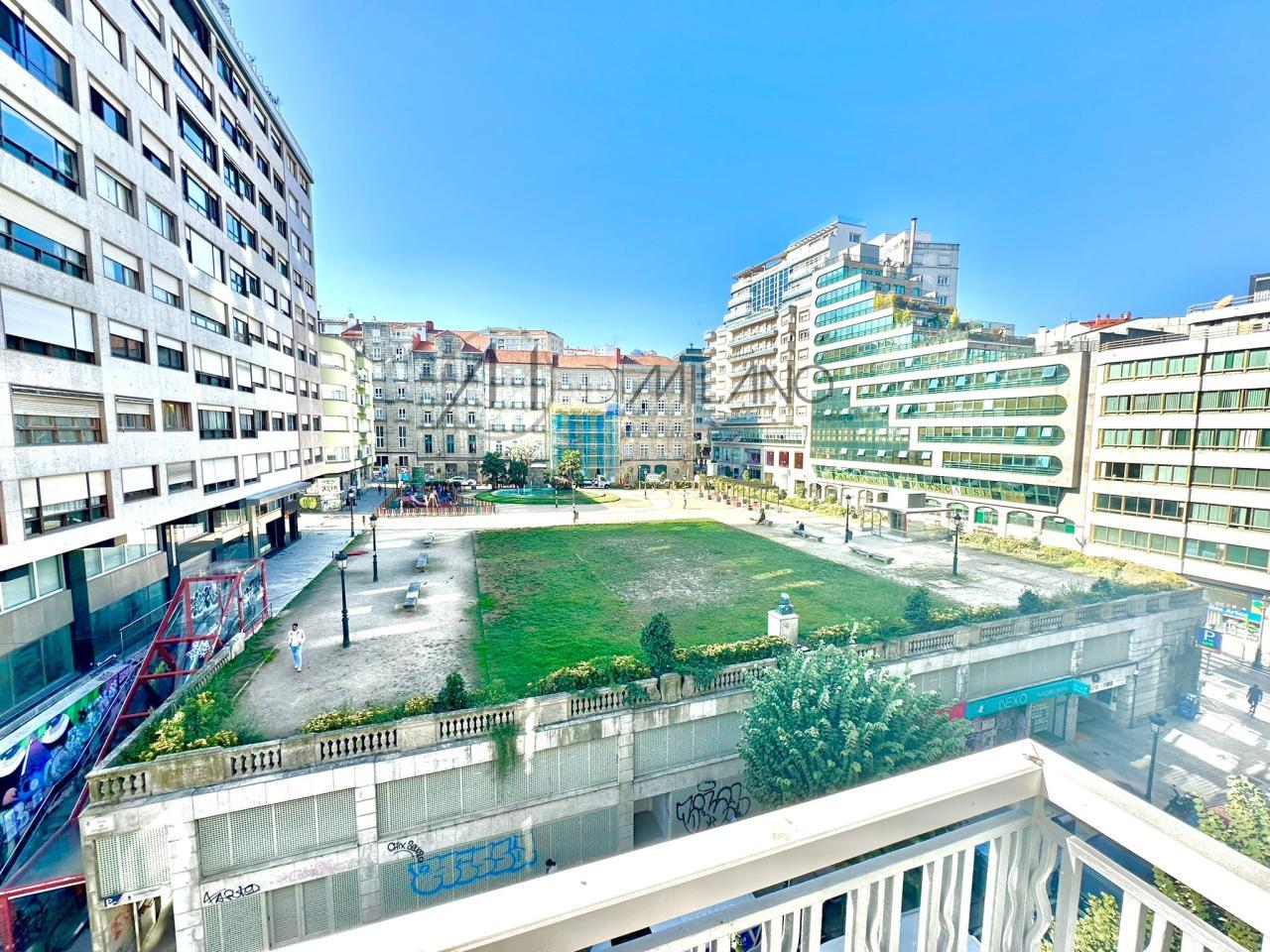 Exclusivo Piso en el Corazón de Vigo: Elegancia Histórica con Comodidades Modernas