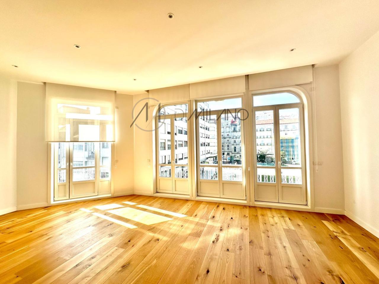 Exclusivo Piso en el Corazón de Vigo: Elegancia Histórica con Comodidades Modernas