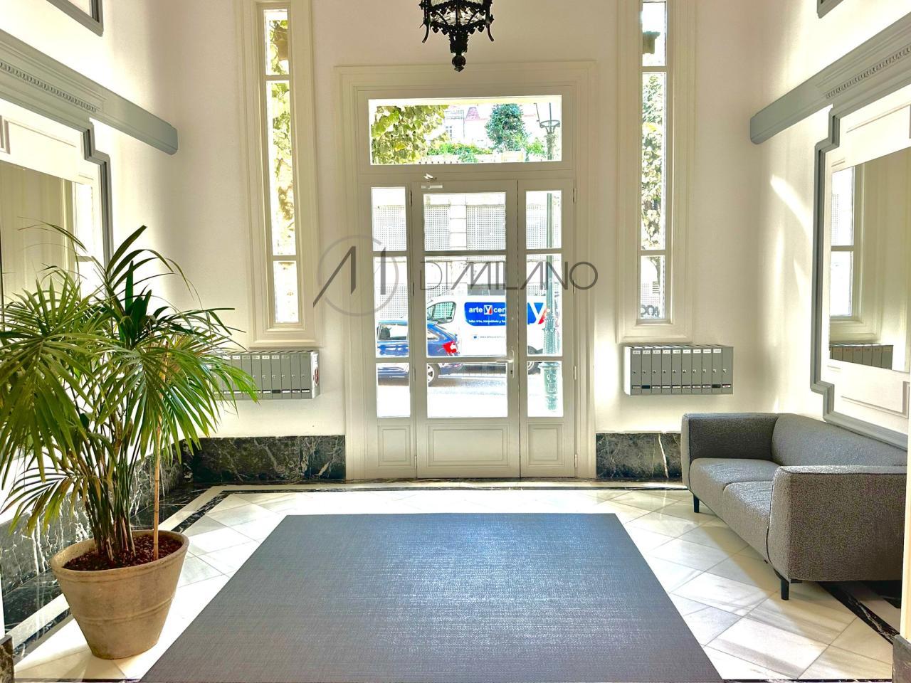 Exclusivo Piso en el Corazón de Vigo: Elegancia Histórica con Comodidades Modernas