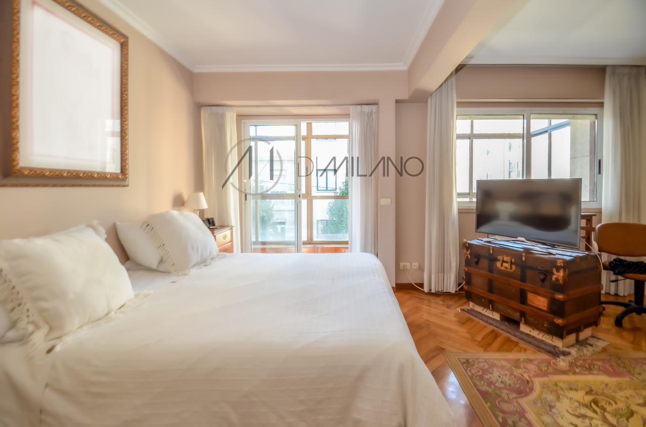 Amplia vivienda, con garaje y trasero, de 280 m2 en Bouzas, Vigo