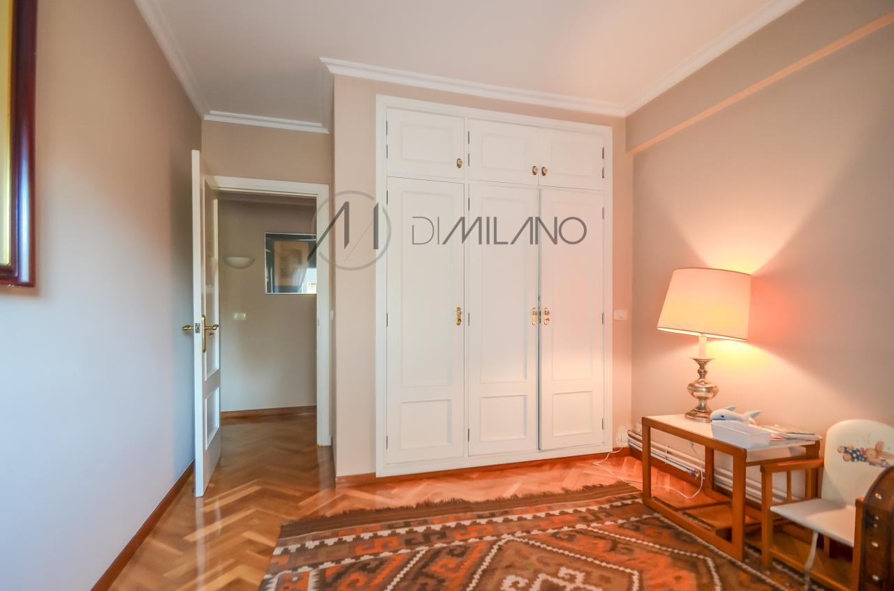 Amplia vivienda, con garaje y trasero, de 280 m2 en Bouzas, Vigo