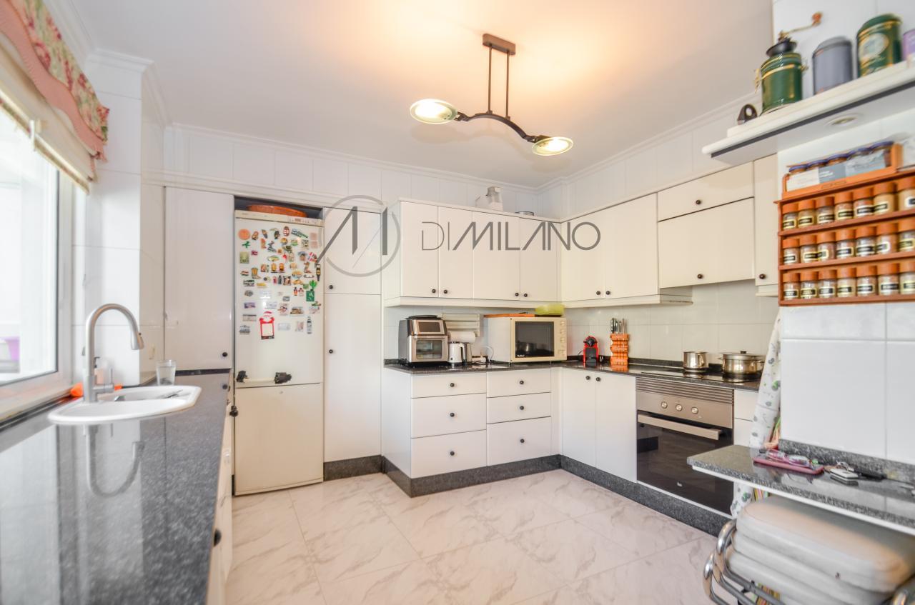 Amplia vivienda, con garaje y trasero, de 280 m2 en Bouzas, Vigo