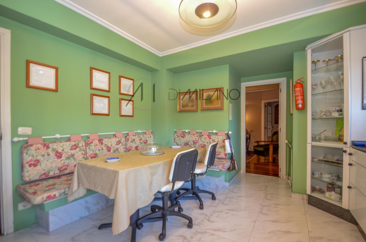 Amplia vivienda, con garaje y trasero, de 280 m2 en Bouzas, Vigo