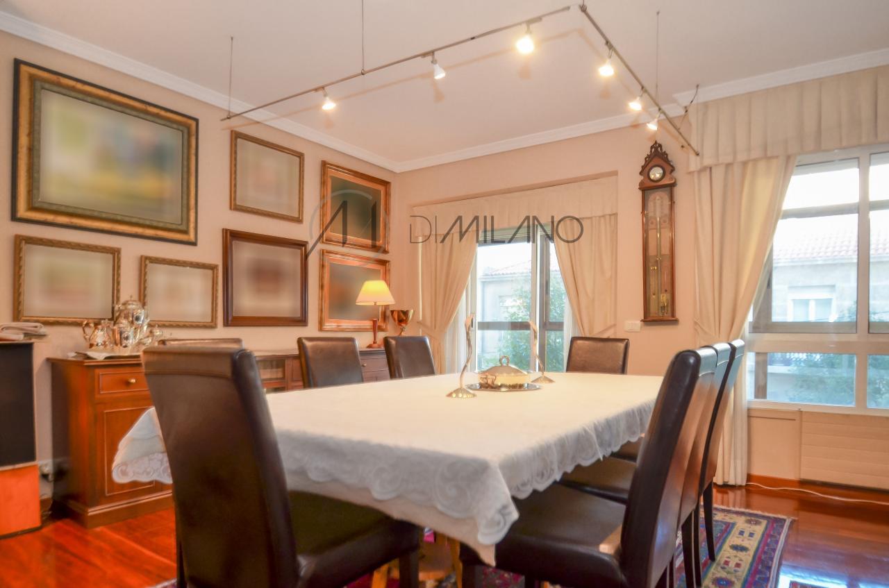 Amplia vivienda, con garaje y trasero, de 280 m2 en Bouzas, Vigo