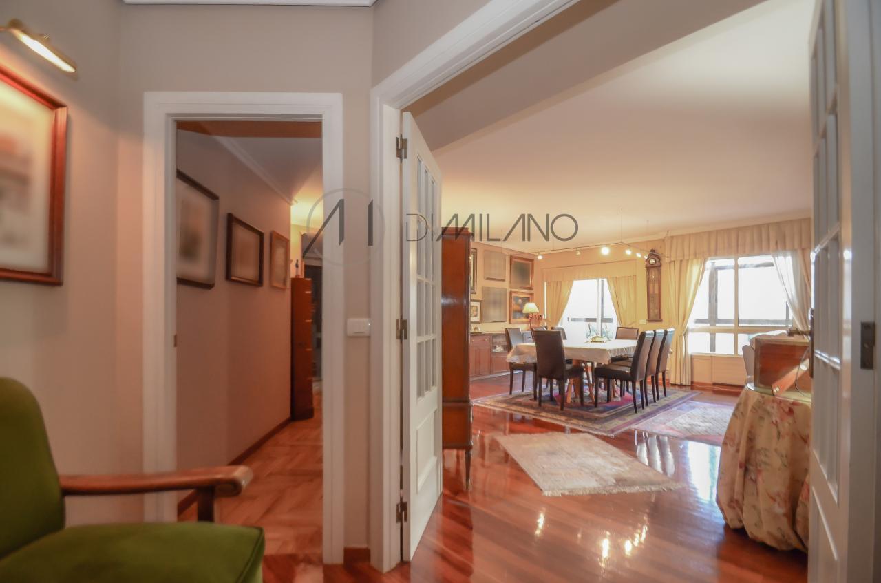 Amplia vivienda, con garaje y trasero, de 280 m2 en Bouzas, Vigo