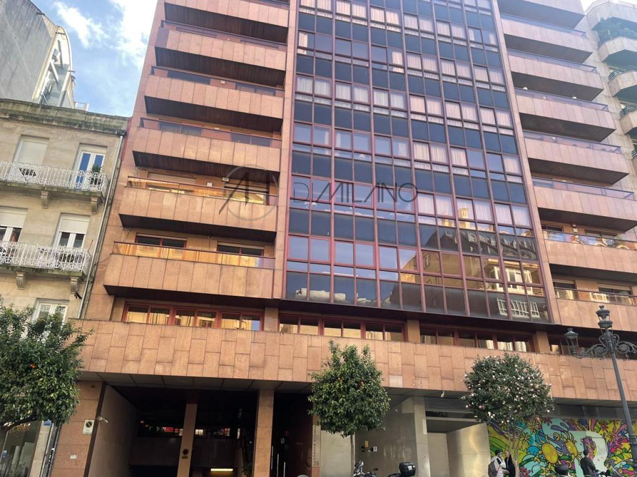 Piso amplio y con garaje en el corazón financiero de la ciudad de Vigo