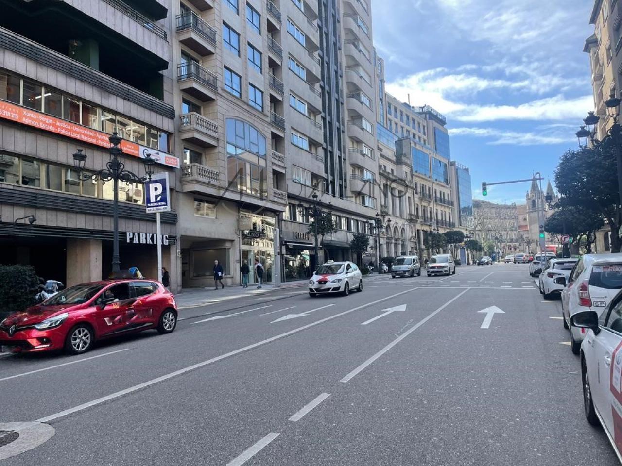 Piso amplio y con garaje en el corazón financiero de la ciudad de Vigo