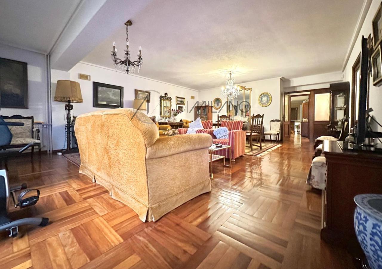 Piso amplio y con garaje en el corazón financiero de la ciudad de Vigo
