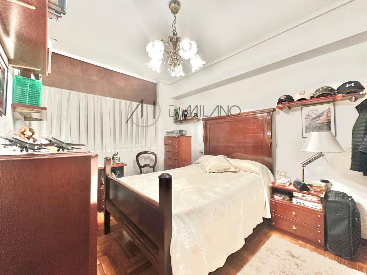 Piso amplio y con garaje en el corazón financiero de la ciudad de Vigo