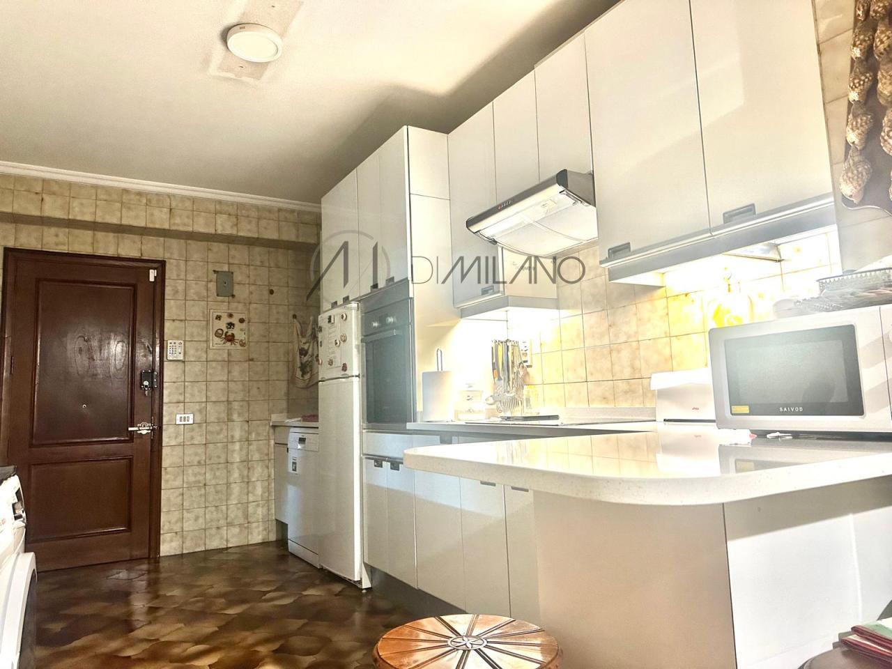 Piso amplio y con garaje en el corazón financiero de la ciudad de Vigo