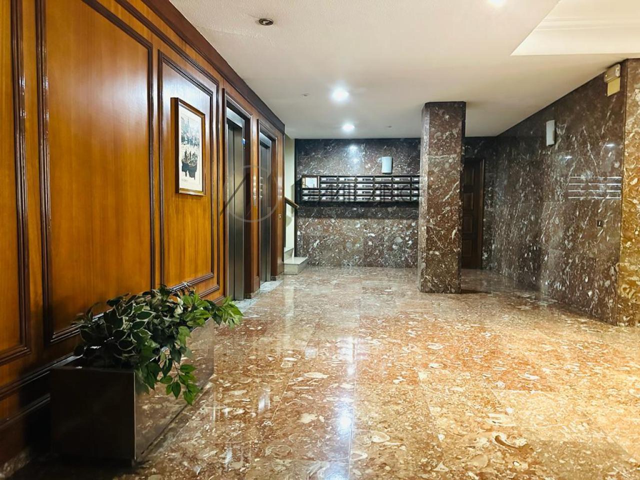 Piso amplio y con garaje en el corazón financiero de la ciudad de Vigo