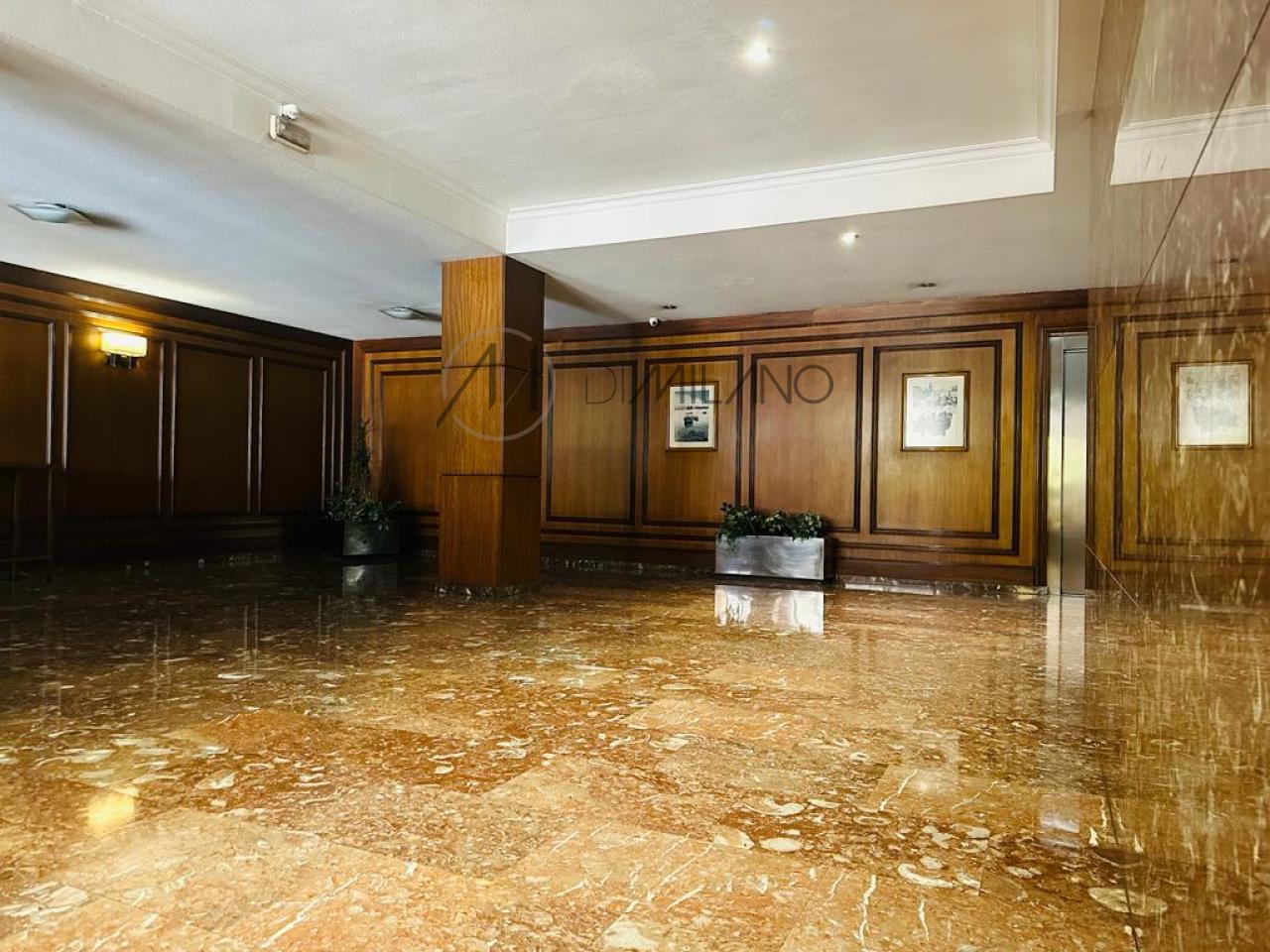 Piso amplio y con garaje en el corazón financiero de la ciudad de Vigo