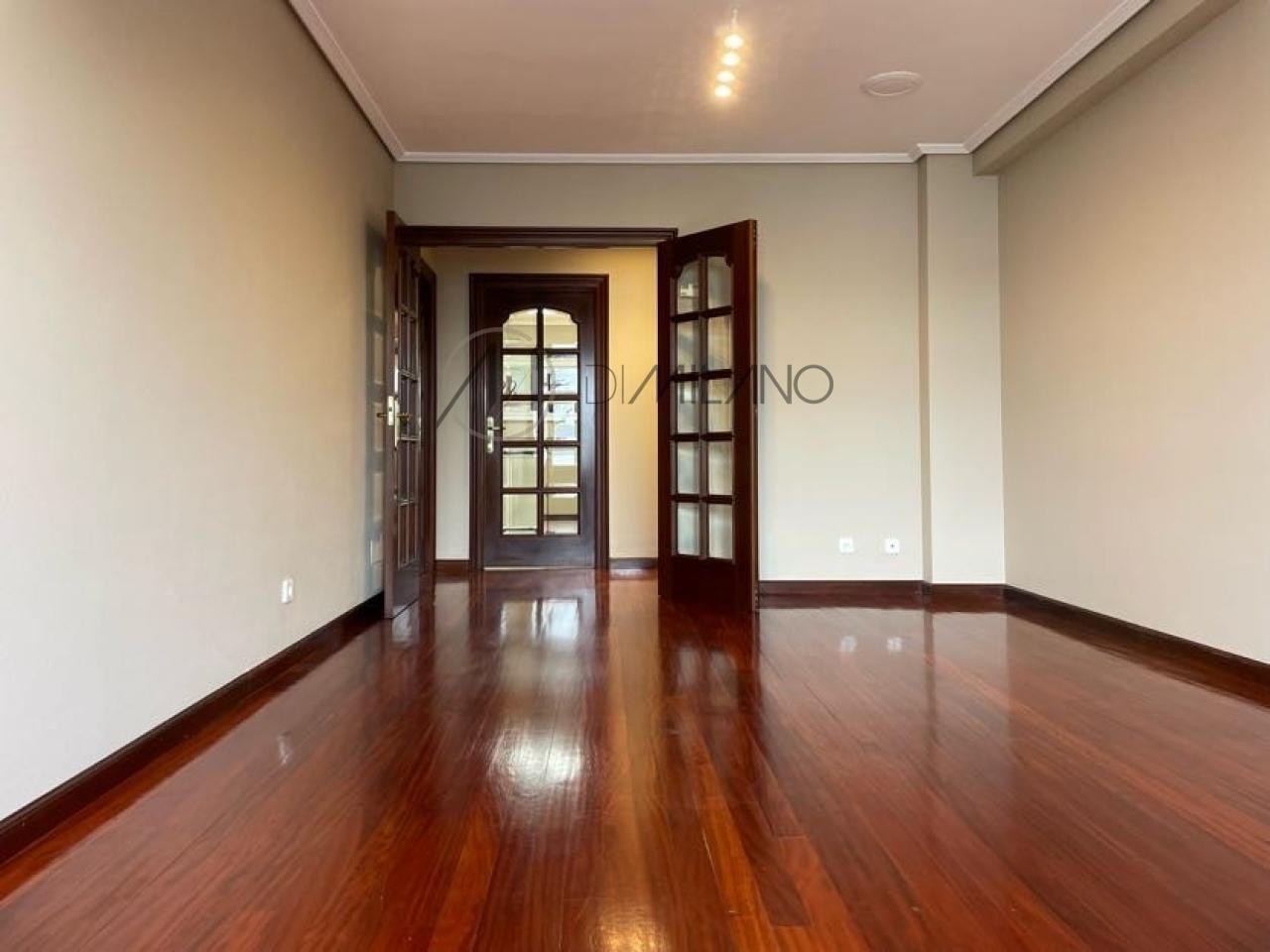 Piso de tres dormitorios con garaje y vistas al mar
