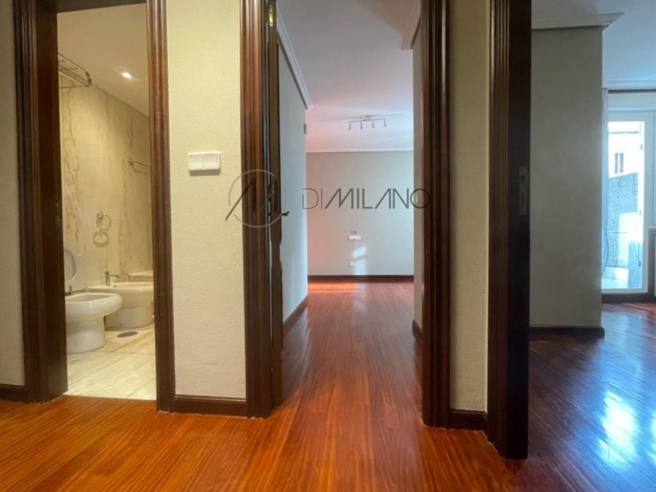 Piso de tres dormitorios con garaje y vistas al mar