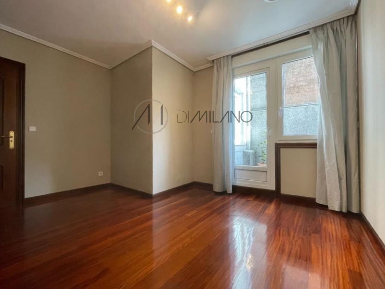 Piso de tres dormitorios con garaje y vistas al mar