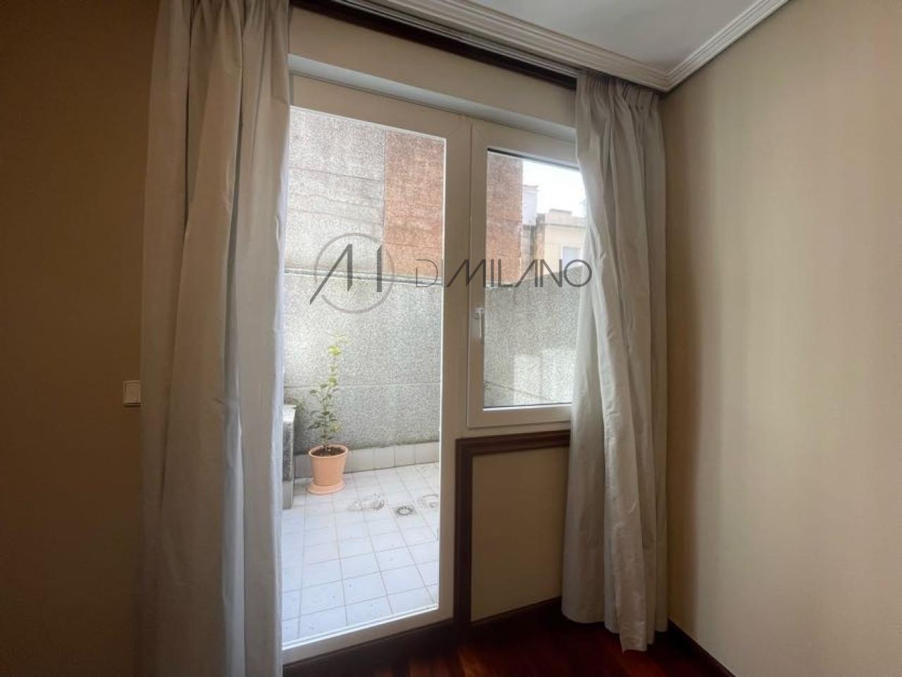 Piso de tres dormitorios con garaje y vistas al mar