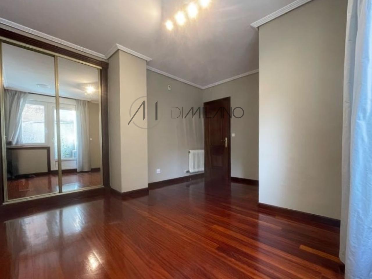 Piso de tres dormitorios con garaje y vistas al mar