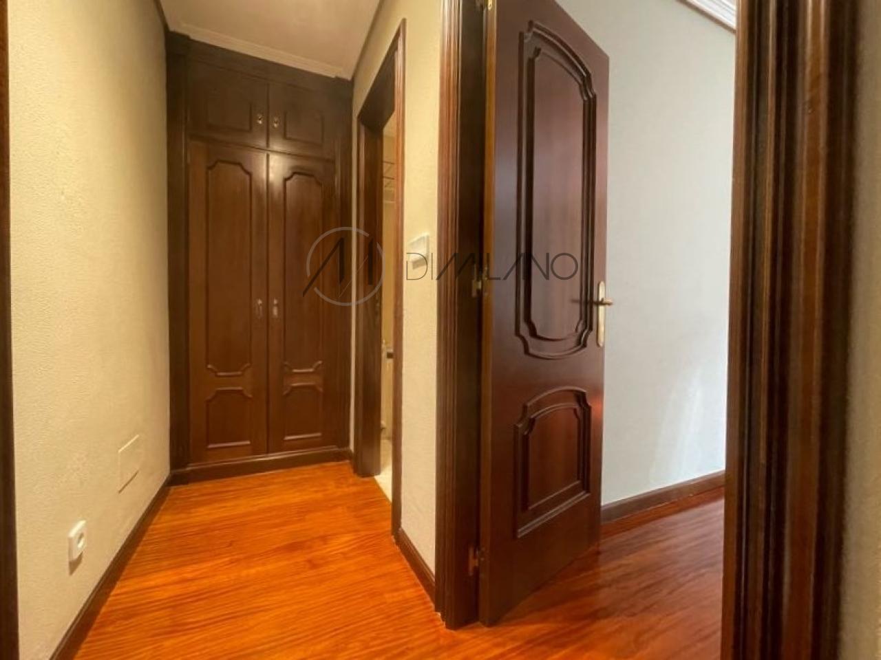 Piso de tres dormitorios con garaje y vistas al mar