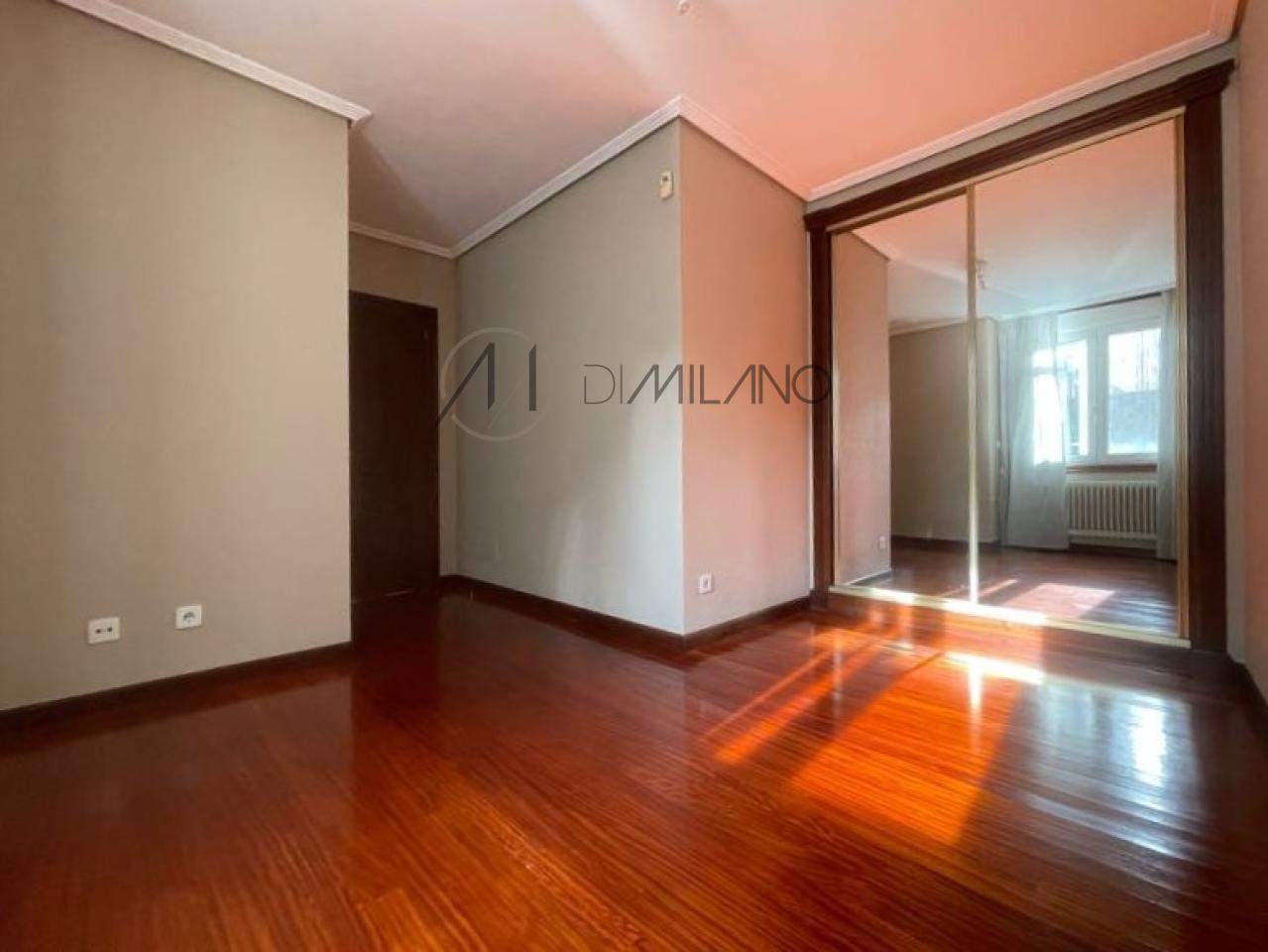 Piso de tres dormitorios con garaje y vistas al mar