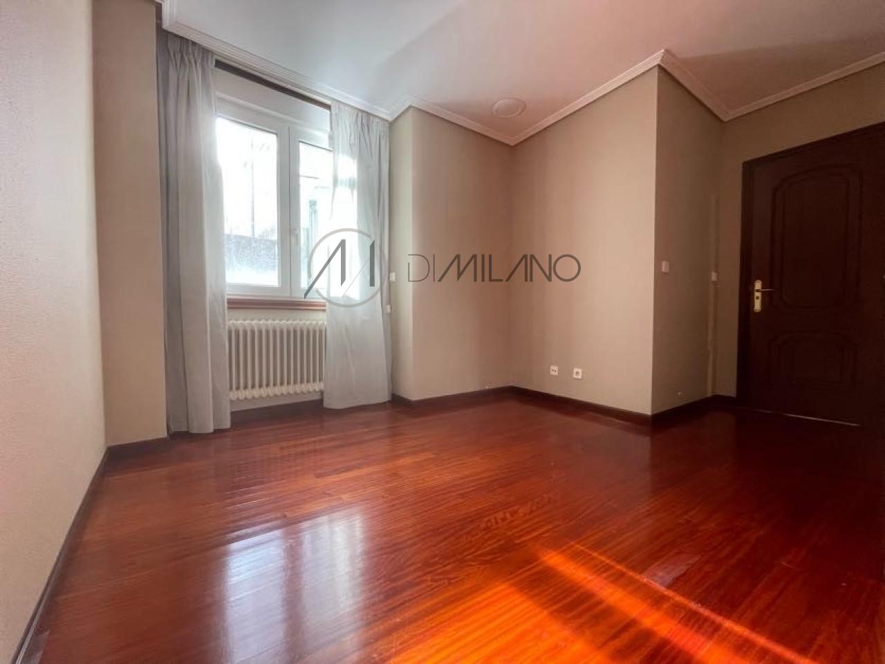 Piso de tres dormitorios con garaje y vistas al mar