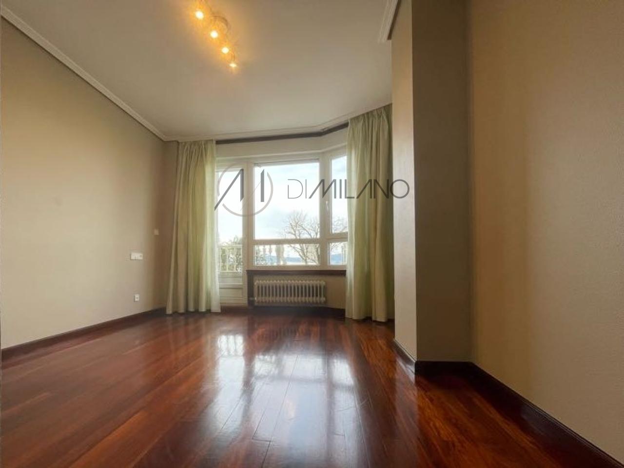 Piso de tres dormitorios con garaje y vistas al mar