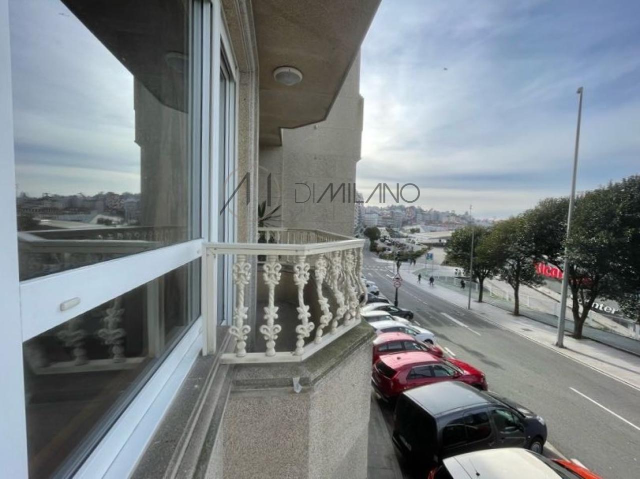 Piso de tres dormitorios con garaje y vistas al mar