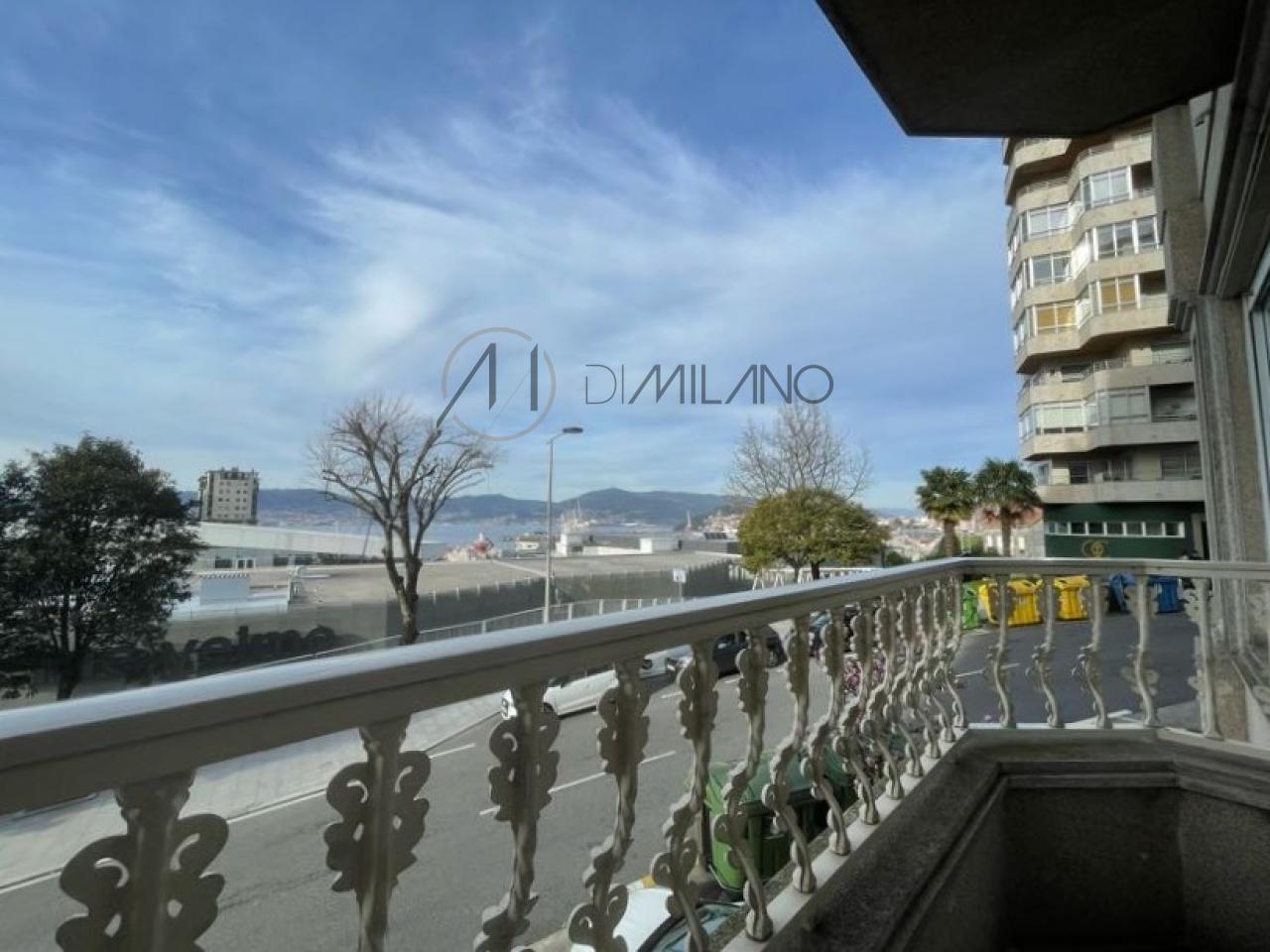 Piso de tres dormitorios con garaje y vistas al mar