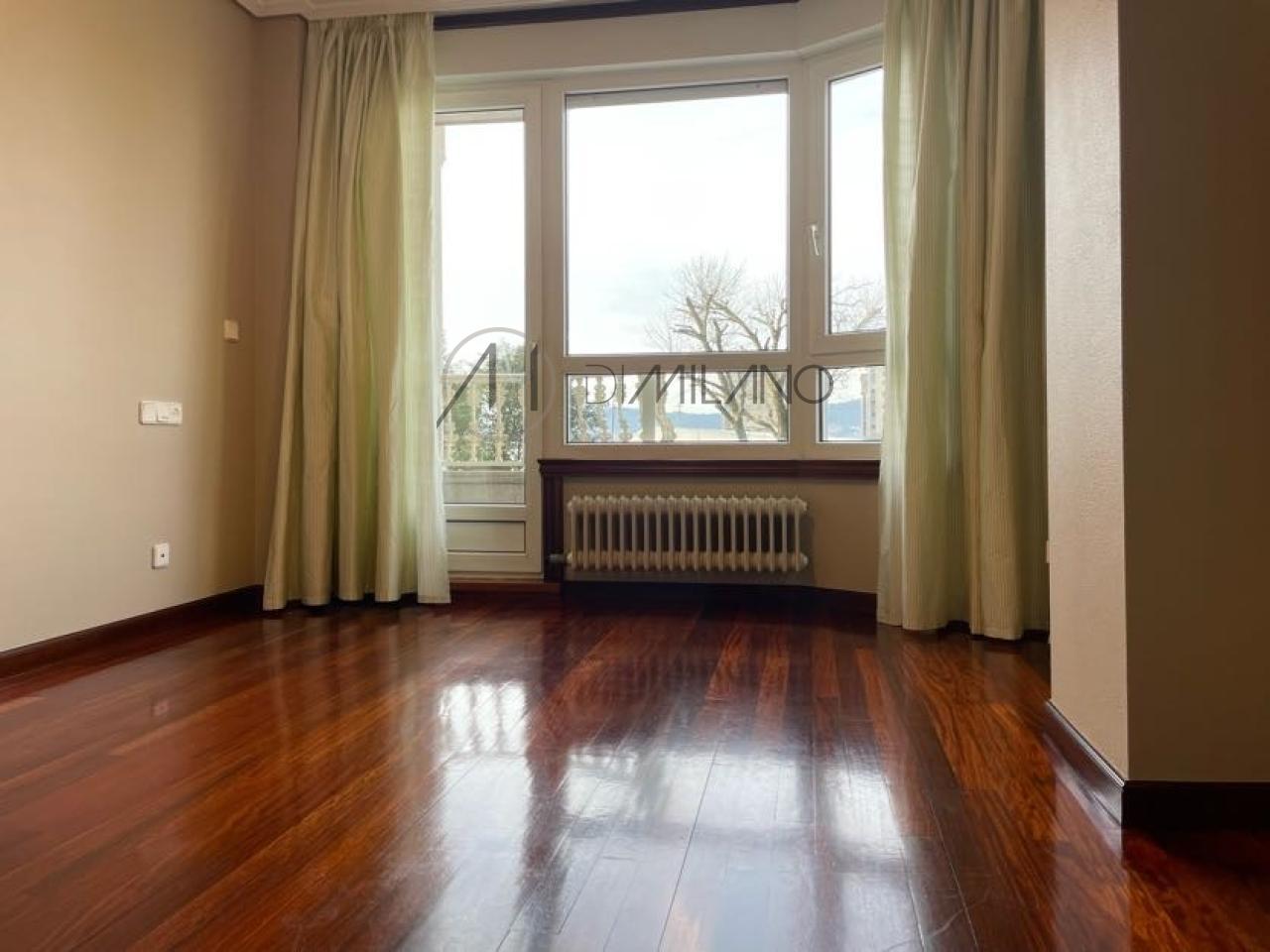 Piso de tres dormitorios con garaje y vistas al mar