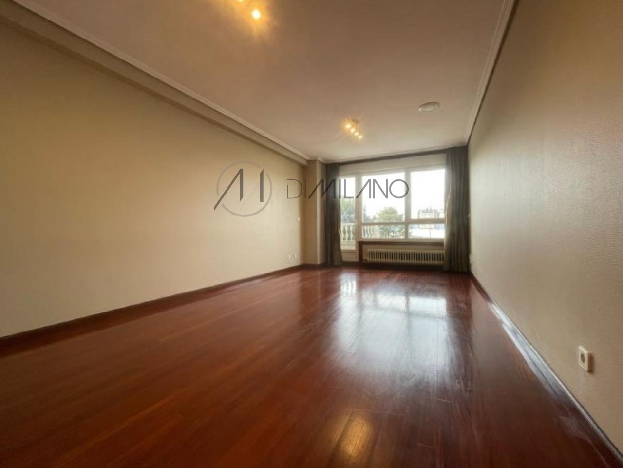 Piso de tres dormitorios con garaje y vistas al mar