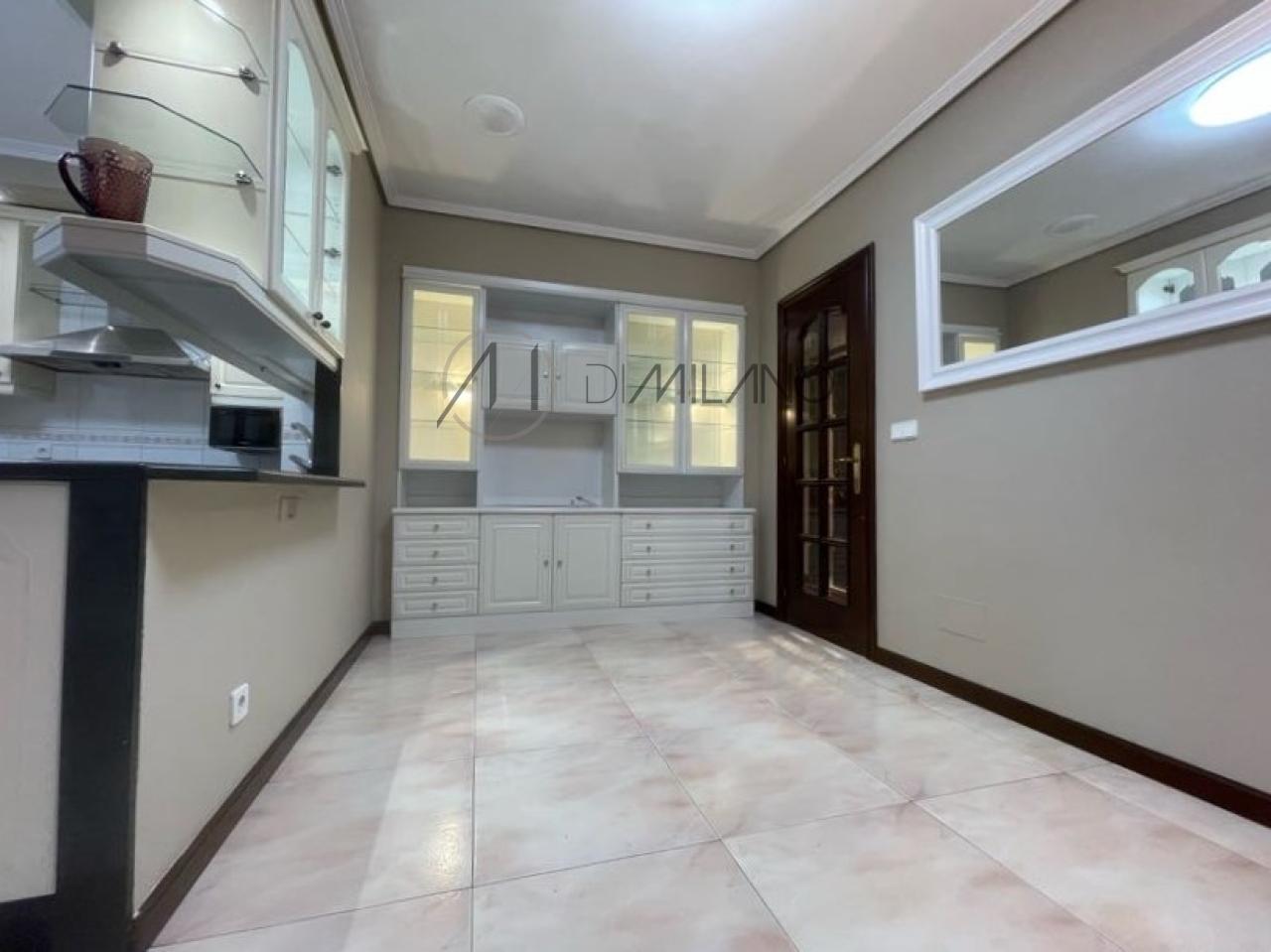 Piso de tres dormitorios con garaje y vistas al mar