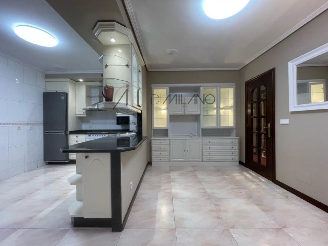 Piso de tres dormitorios con garaje y vistas al mar