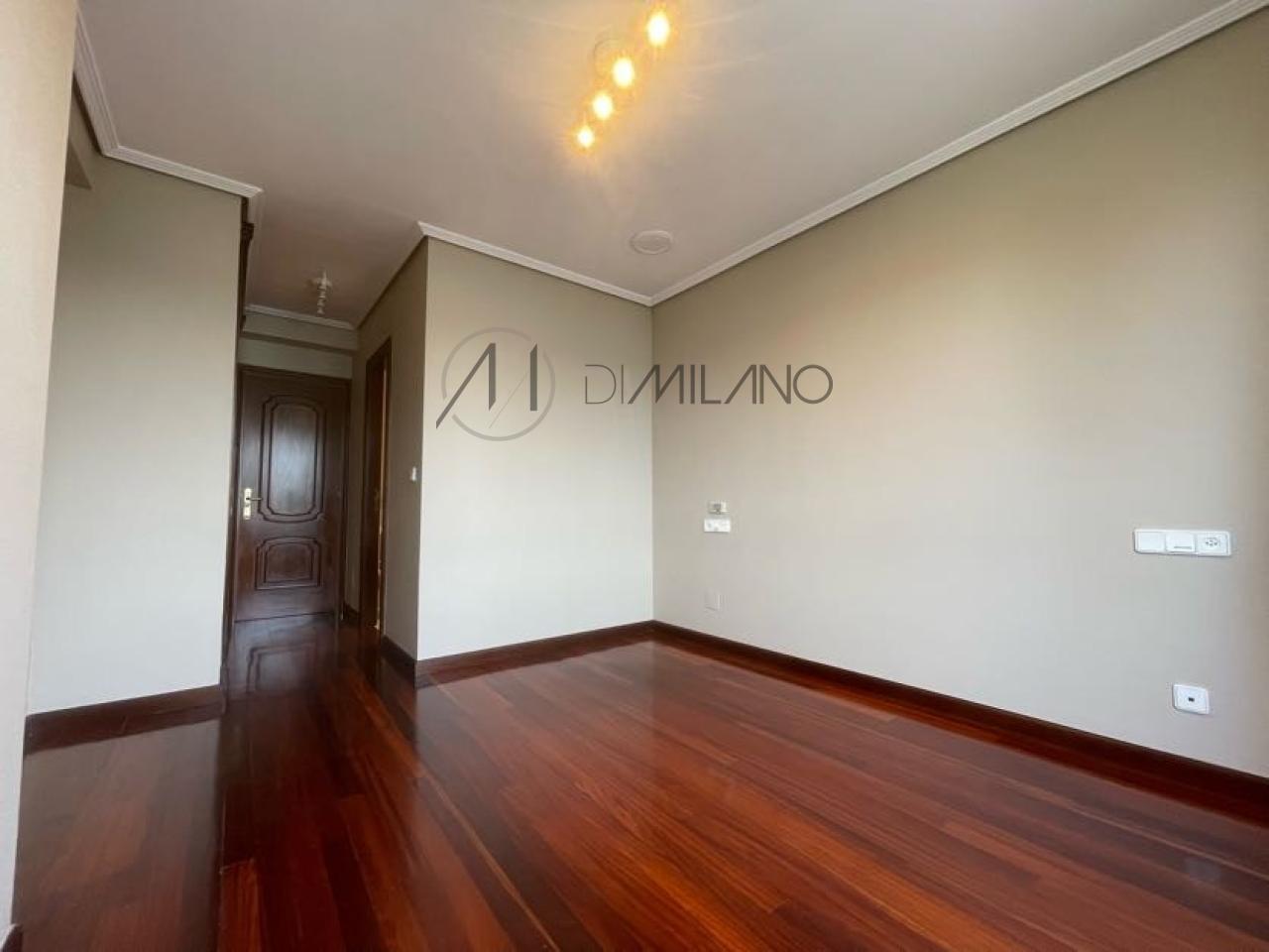 Piso de tres dormitorios con garaje y vistas al mar