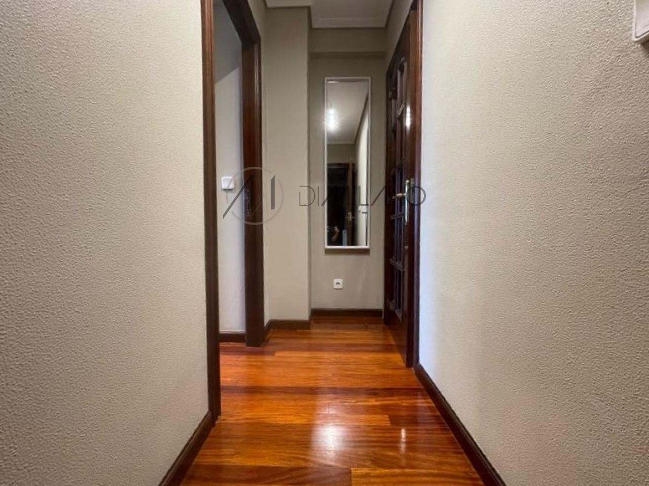 Piso de tres dormitorios con garaje y vistas al mar