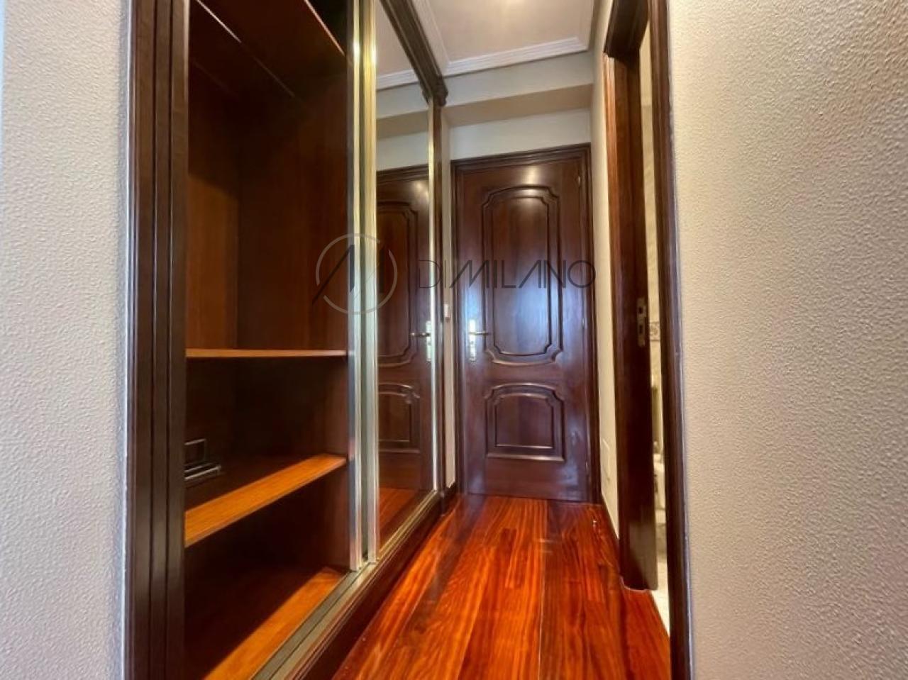 Piso de tres dormitorios con garaje y vistas al mar