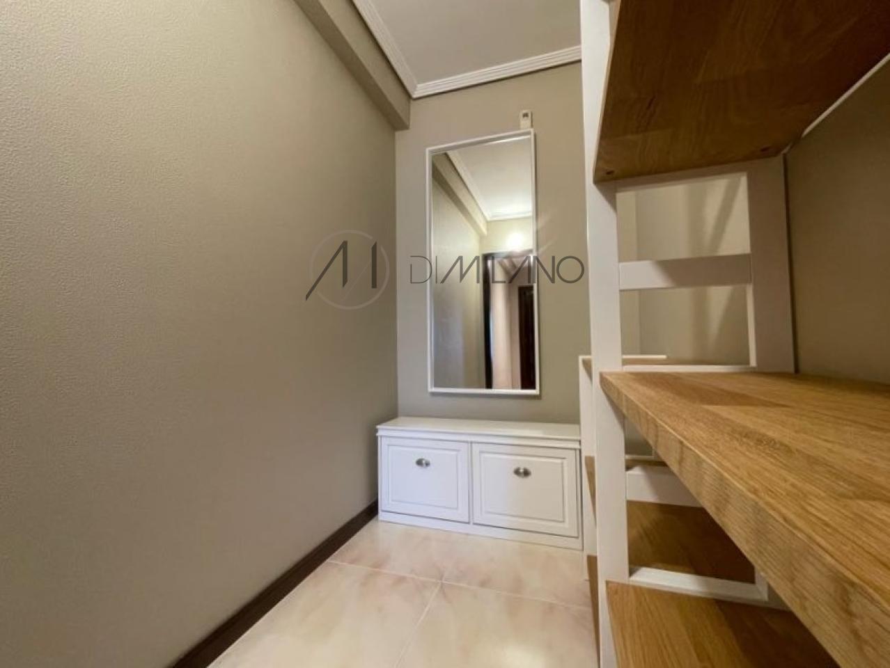 Piso de tres dormitorios con garaje y vistas al mar