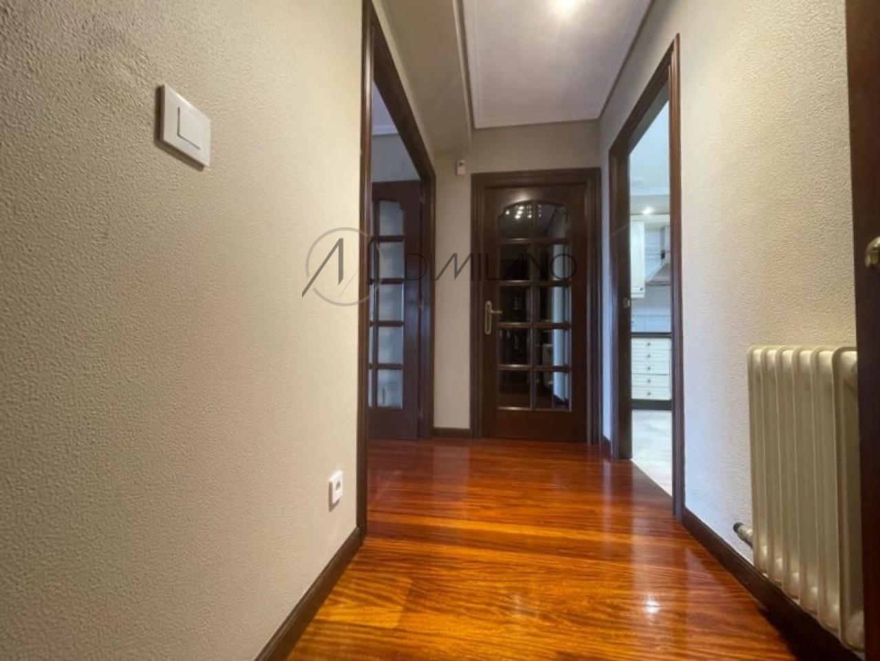 Piso de tres dormitorios con garaje y vistas al mar