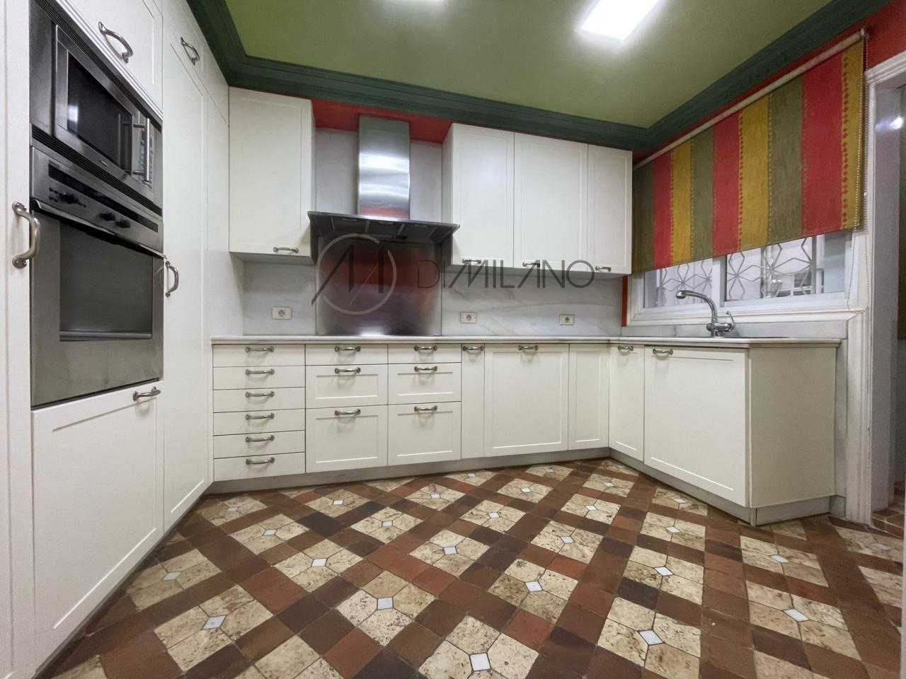 Esplendida propiedad de 234 m2 en una sola planta con dos plazas de garaje y dos trasteros.