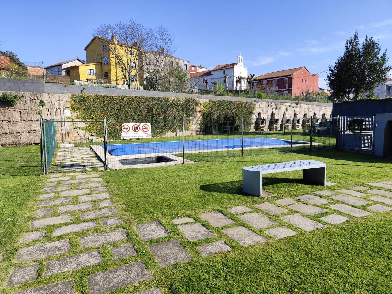 Oportunidad de inversión: piso con garaje y piscina en Vigo.