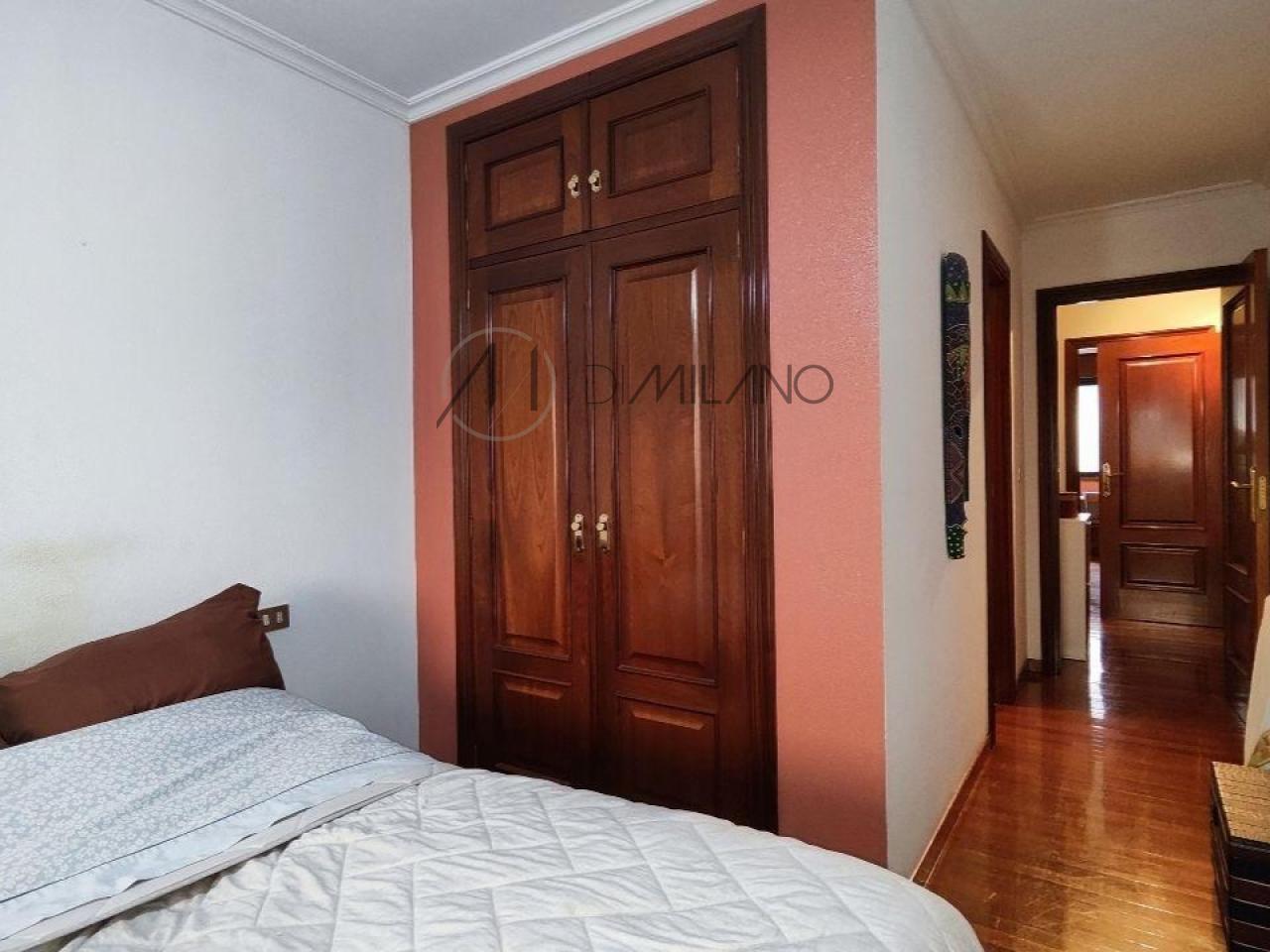 Piso con garaje en la peatonal del Calvario.