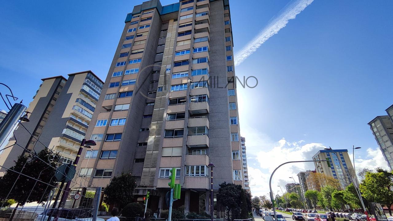 Piso amplio con garaje y trastero en el corazón de Coia.