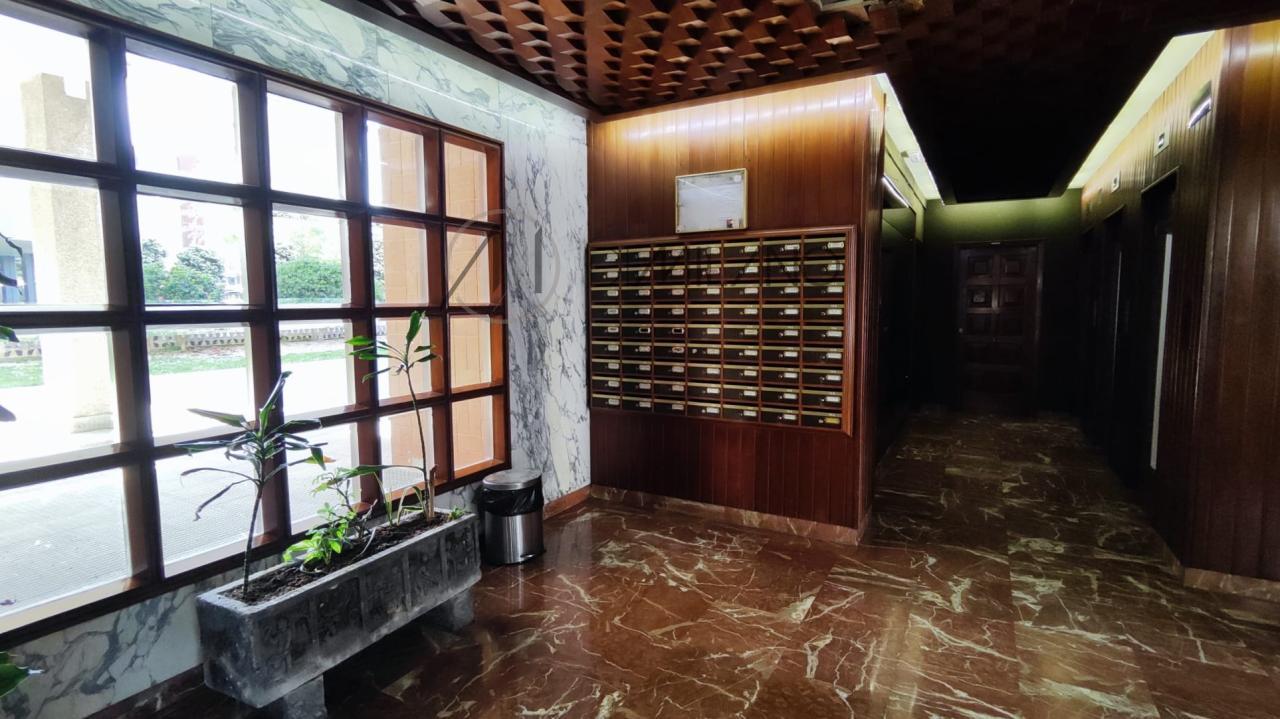 Piso amplio con garaje y trastero en el corazón de Coia.