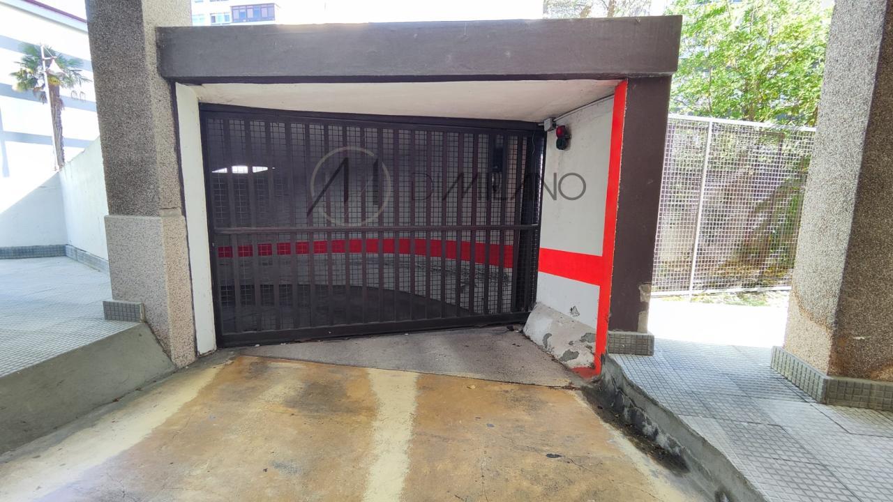 Piso amplio con garaje y trastero en el corazón de Coia.