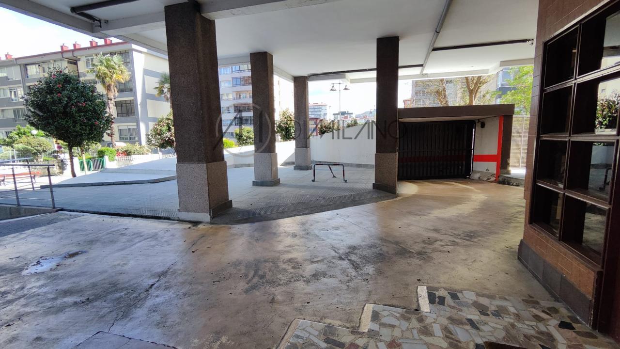 Piso amplio con garaje y trastero en el corazón de Coia.