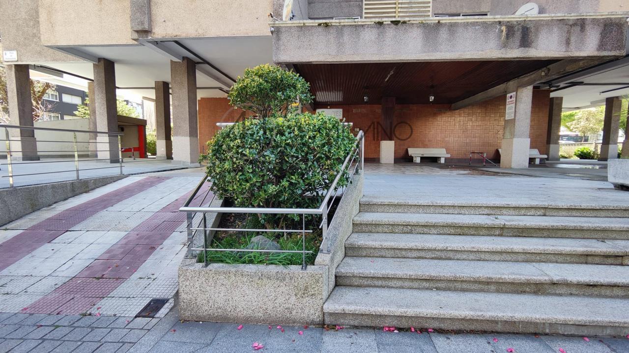 Piso amplio con garaje y trastero en el corazón de Coia.
