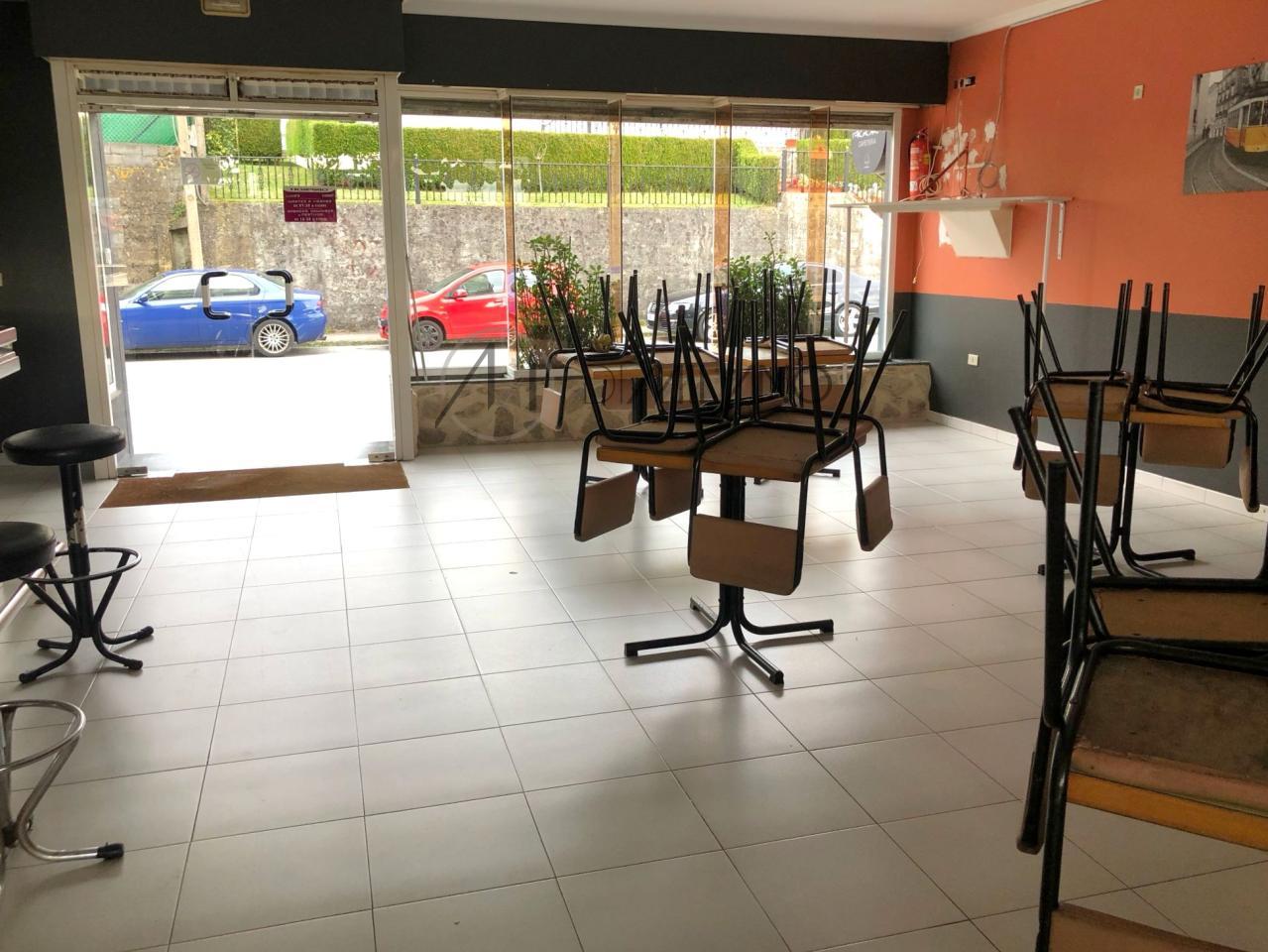 Vivienda con negocio de cafetería en Meira (Moaña): Un lugar con encanto y potencial.