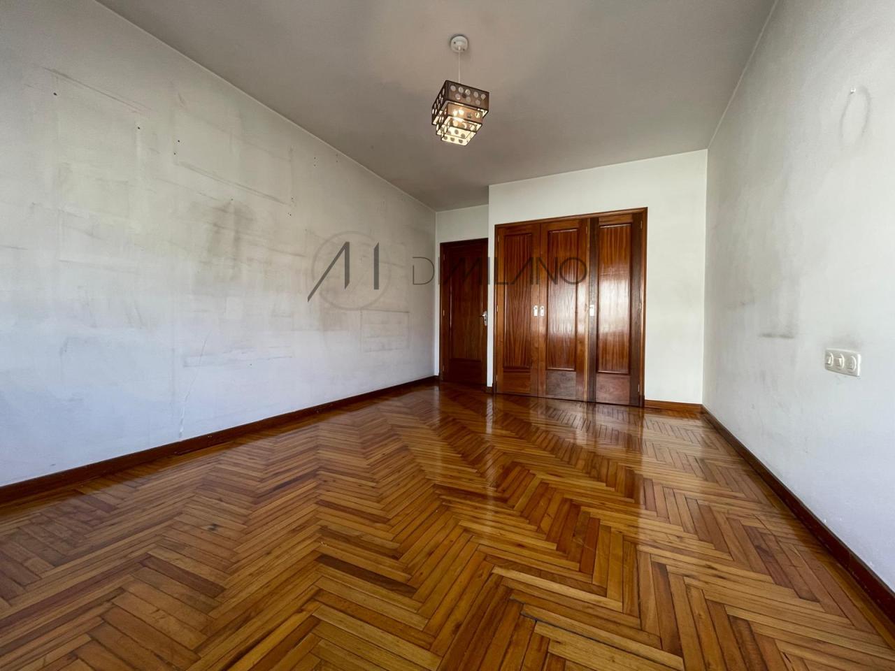Diseña tu nuevo hogar en este amplio piso con garaje