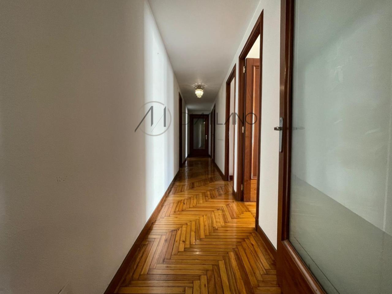 Diseña tu nuevo hogar en este amplio piso con garaje