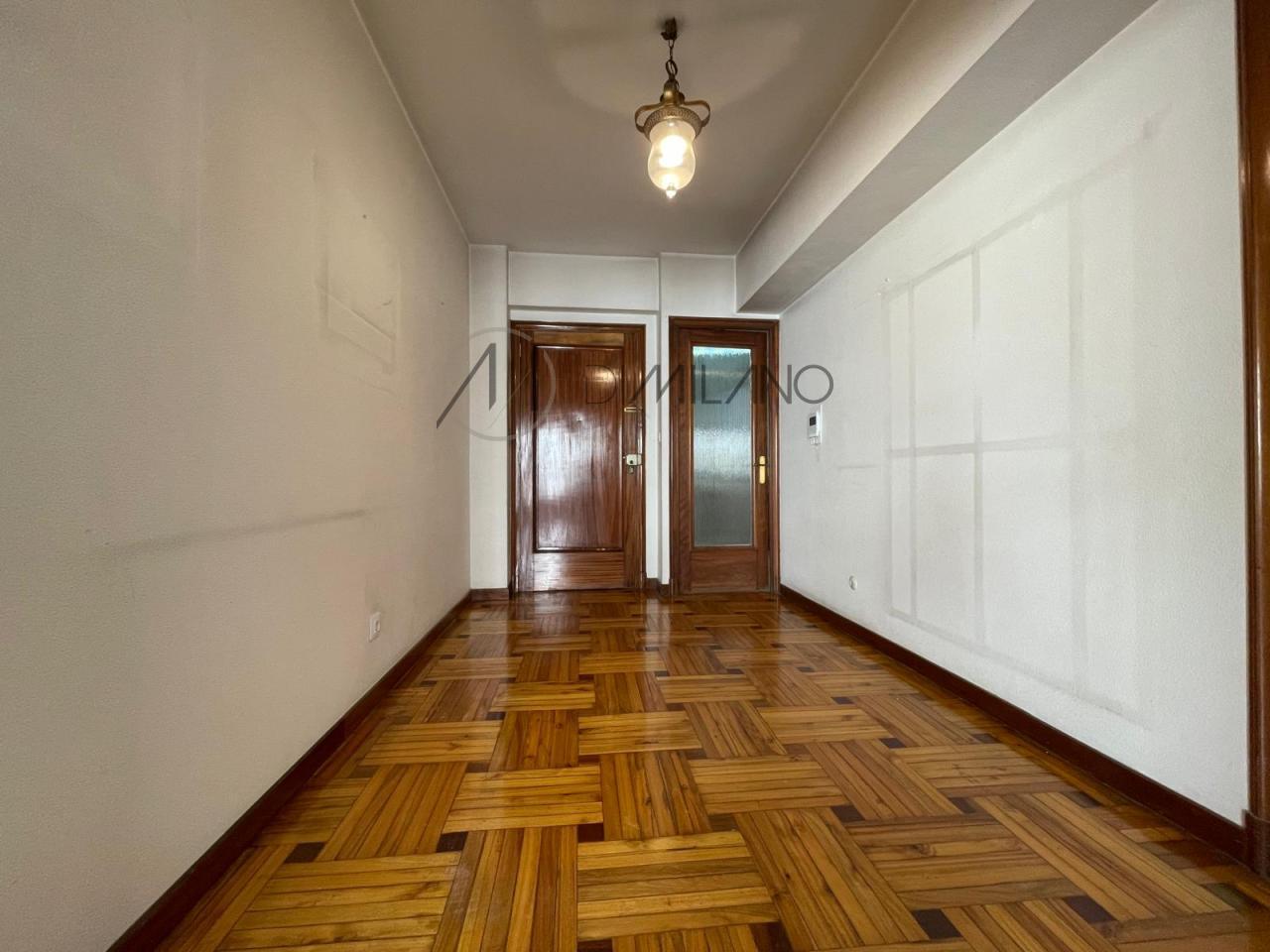 Diseña tu nuevo hogar en este amplio piso con garaje