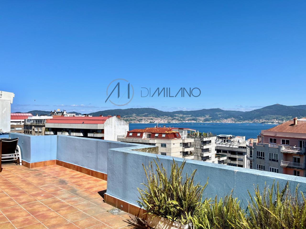 Especular Ático con Terraza y Espectaculares Vistas a la Ría de Vigo